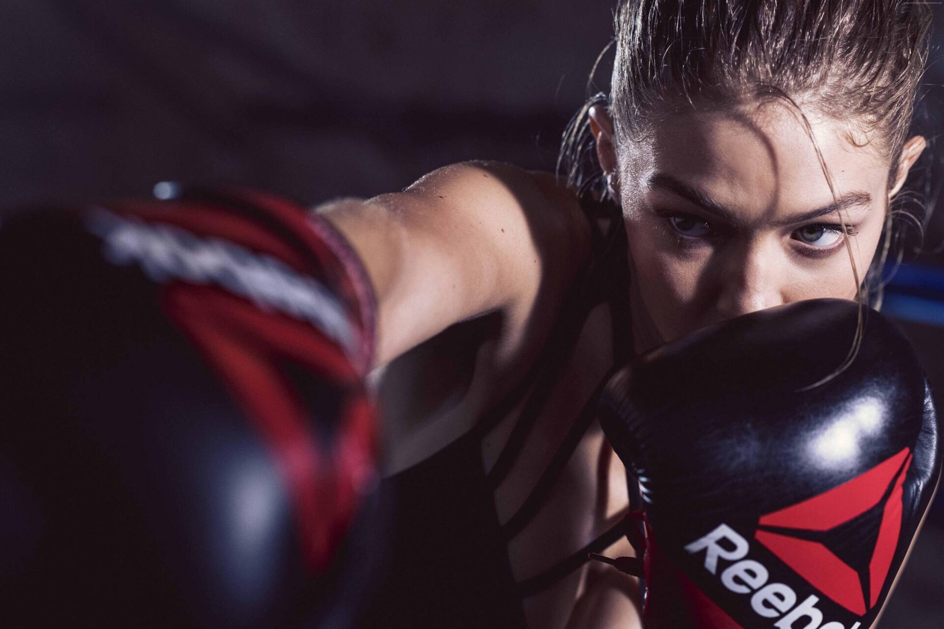 Femei — antrenament de box la Golden Boy Boxing Gym din Florești