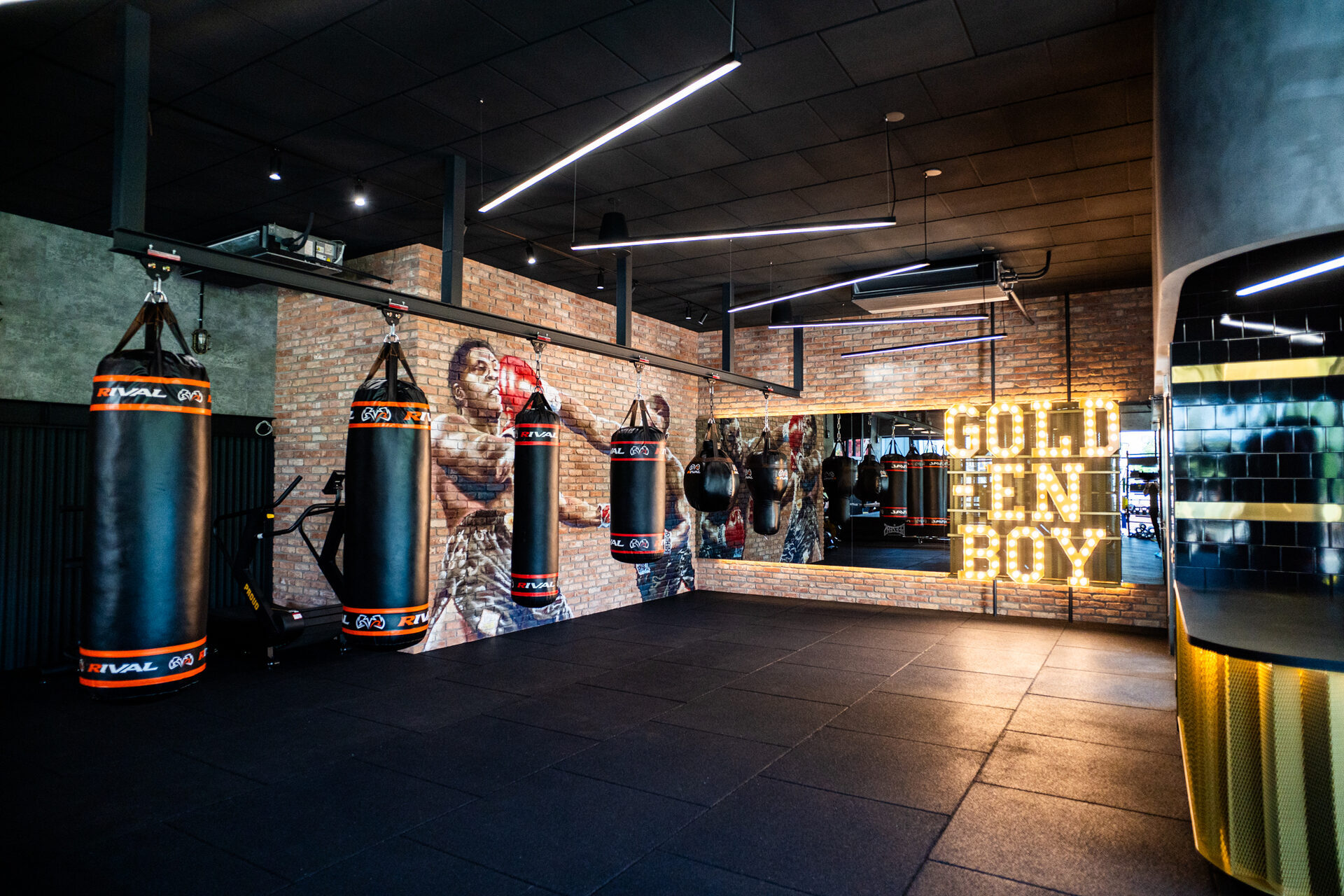 Intermediari / avansați — antrenament de box la Golden Boy Boxing Gym din Florești