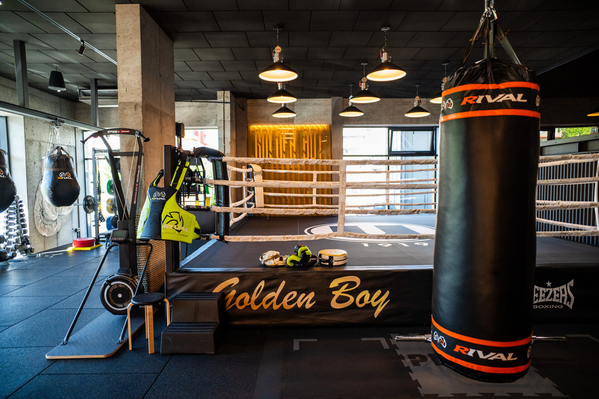 Particular cu antrenorul — antrenament de box la Golden Boy Boxing Gym din Florești